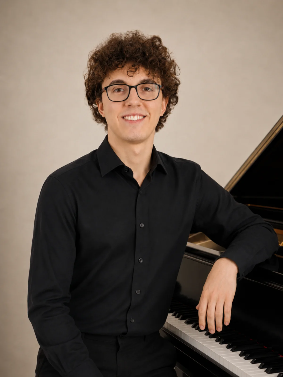 Adolfo Ranero, pianista de Ensemble Harmion, junto al piano.
