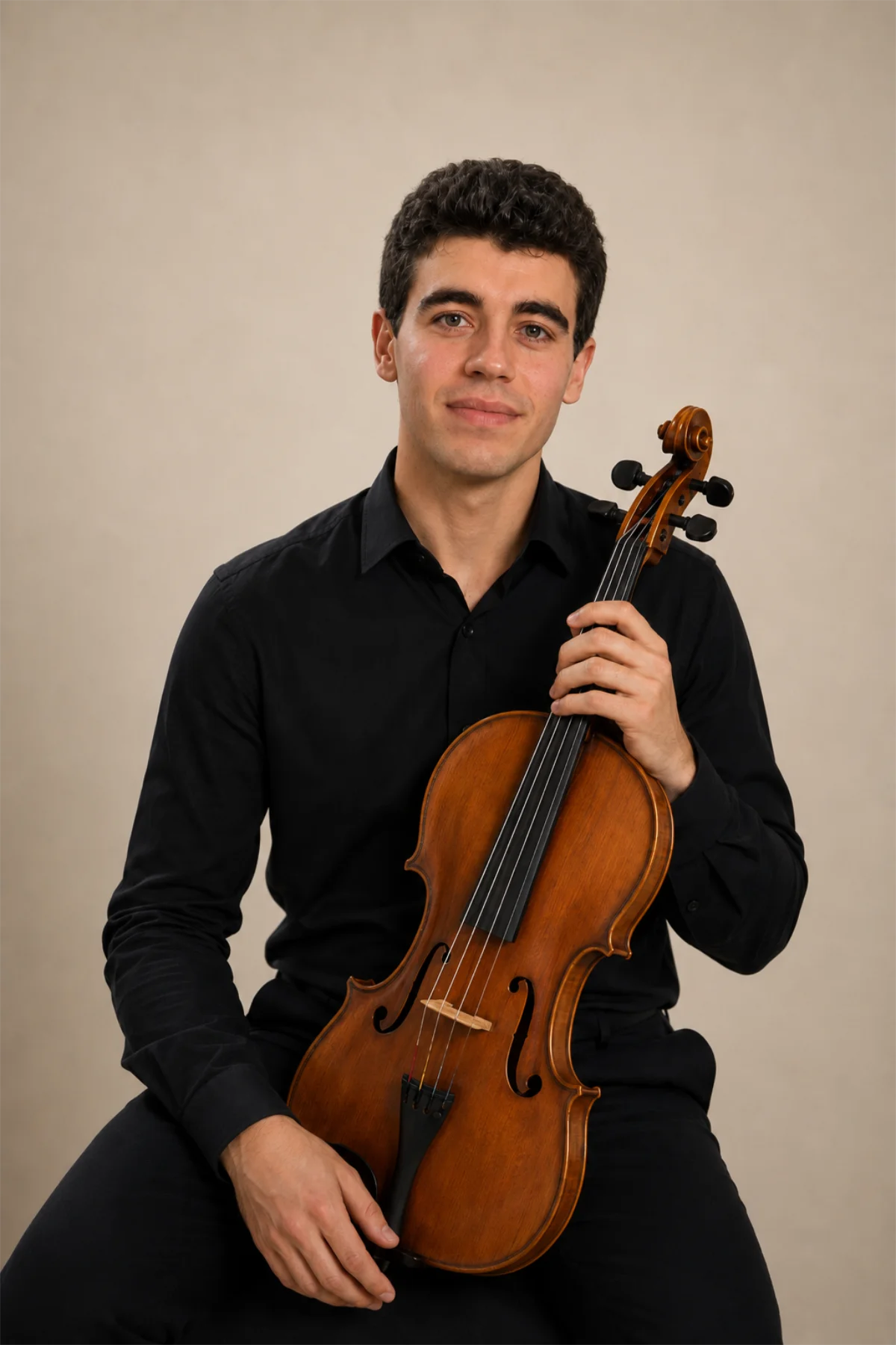 Pablo Barrera, violista de Ensemble Harmion, con su viola.